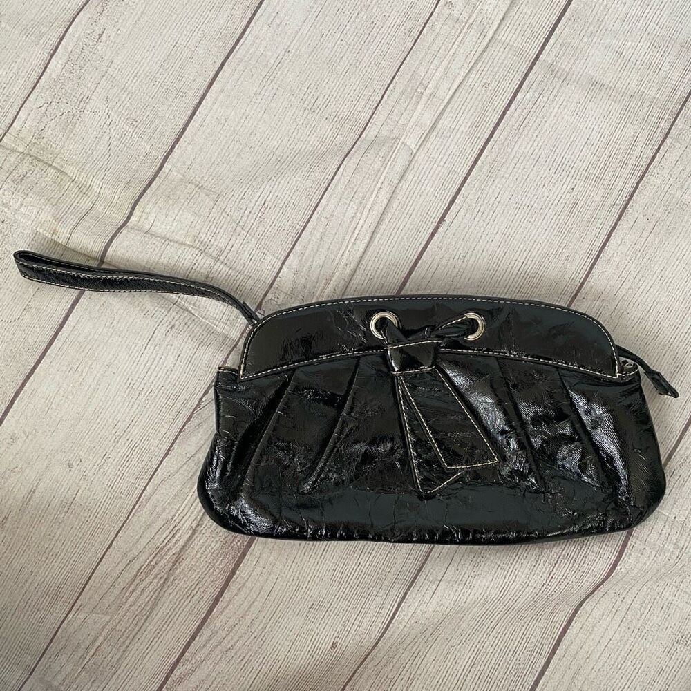 Bisou Bisou patent leather zip close wristlet clutch black